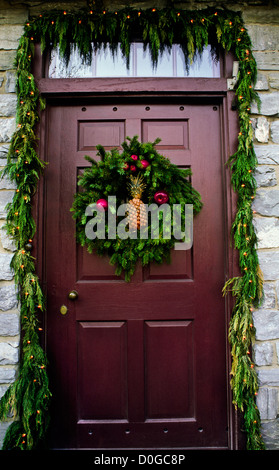 Couronne de Noël victorienne sur la porte d'entrée de la maison en hiver, guirlande avec un ananas, Cranbury, New Jersey, USA, vintage colonial Christmas pt America Banque D'Images