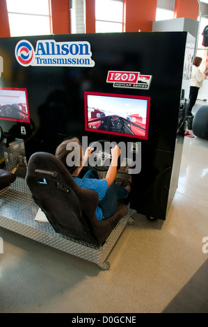 USA, Indiana, Indianapolis Motor Speedway, simulation de route en voiture à l'Indy 500 Installation de fabrication de voiture Dellara showroom.. Banque D'Images