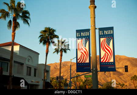 EL Paseo Drive à Palm Desert en Californie avec des palmiers et des montagnes en arrière-plan Banque D'Images