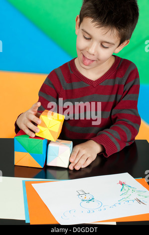 Petit Garçon jouant avec des cubes multicolores. Banque D'Images