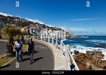 Cape Town, Afrique du Sud. Les femmes marcher le long d'un sentier pédestre le long du bord de mer à Cape Town Afrique du Sud. Banque D'Images