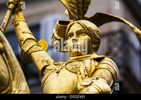Statue de Jeanne d'Arc (1899) par Emmanuel Frémiet à place des Pyramides, Paris, France Banque D'Images