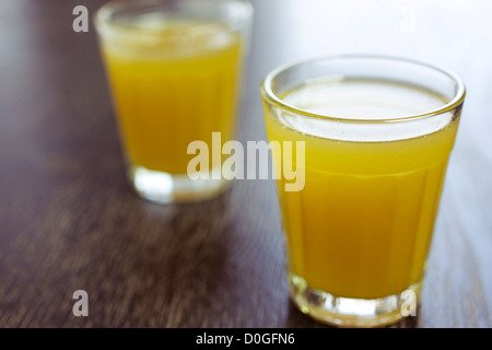 Deux verres de jus de canne fraîche sur une table en bois Banque D'Images