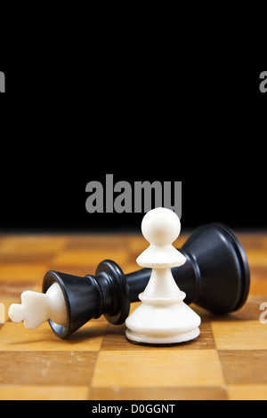 Le pion blanc gagne le roi noir Banque D'Images