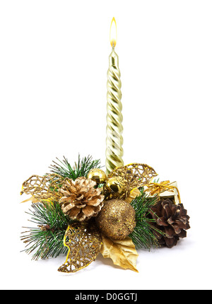 Décoration de Noël avec golden candle, pommes de pin, épinette branches sur fond blanc Banque D'Images