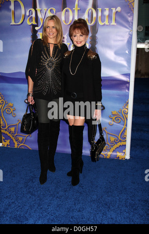 Arianne Zucker , Suzanne Rogers arrive les jours de notre vie, 45e anniversaire du House of Blues. West Hollywood, Californie Banque D'Images