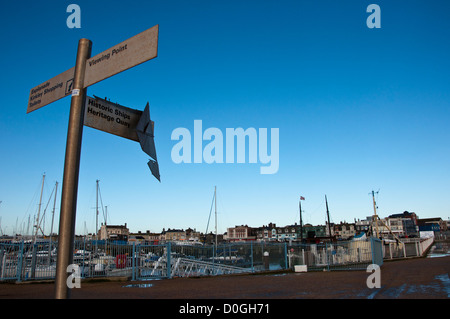 Les navires historiques heritage quay endommagé signer Lowestoft Banque D'Images