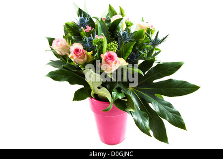 Bouquet avec différentes sortes de fleurs dans un vase rose isolated over white Banque D'Images