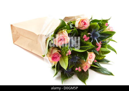 Bouquet avec différentes sortes de fleurs dans un sac de papier isolated over white Banque D'Images