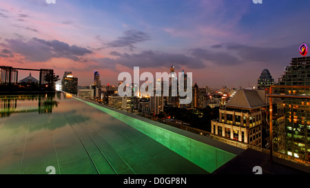 Piscine à débordement de l'hôtel Okura Prestige, Wireless Road, Bangkok Banque D'Images