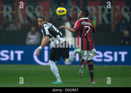 Martin Caceres (Juventus), Robinho (Milan), le 25 novembre 2012 - Football / Soccer : Italien 'Serie' un match entre l'AC Milan Juventus 1-0 au Stadio Giuseppe Meazza de Milan, Italie. (Photo de Maurizio Borsari/AFLO) [0855] Banque D'Images