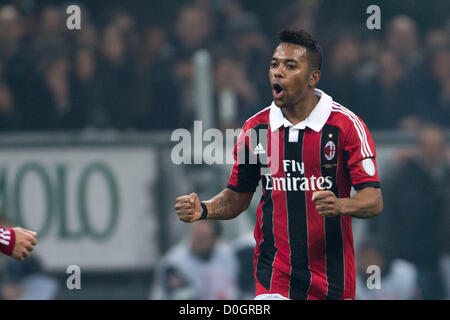 Robinho (Milan), le 25 novembre 2012 - Football / Soccer : Robinho de Milan célèbre après avoir marqué un but du point de penalty au cours de l'Italien 'Serie' un match entre l'AC Milan Juventus 1-0 au Stadio Giuseppe Meazza de Milan, Italie. (Photo de Maurizio Borsari/AFLO) [0855] Banque D'Images