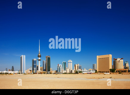 La ville de Koweït a adopté l'architecture contemporaine et de hautes tours maintenant remplir l'horizon de la ville. Image prise en juillet 2010 Banque D'Images