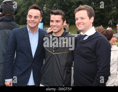 Anthony McPartlin aka Ant et Dec avec Joe McElderry La 30e Grande course BUPA rth Newcastle, Angleterre Banque D'Images