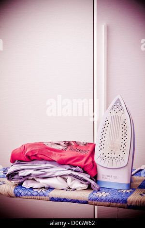 Blanchisserie, fer et planche à repasser Banque D'Images