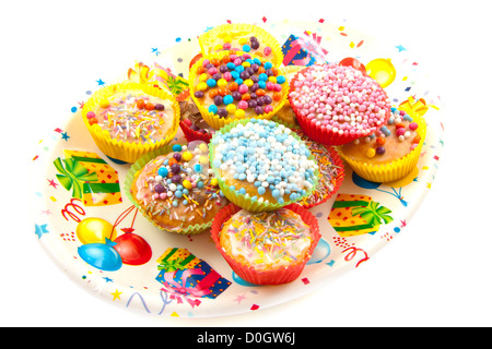 Cup cakes sucrés colorés sur une plaque décorée isolated over white Banque D'Images