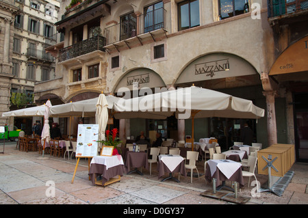 Restaurant café terrasse la place Piazza delle Erbe vieille ville ville de Vérone Vénétie Italie du nord Europe Banque D'Images