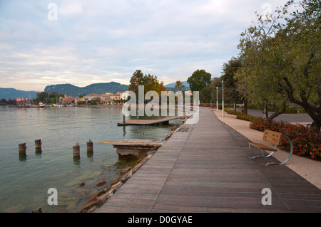 Promenade du lac au cours de l'automne Bardelino ville Lago di Garda Lac de Garde de la région de la Vénétie Italie Europe Banque D'Images