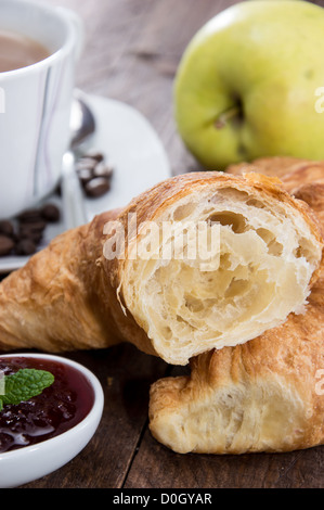 Petit-déjeuner avec café et croissant sur fond de bois Banque D'Images