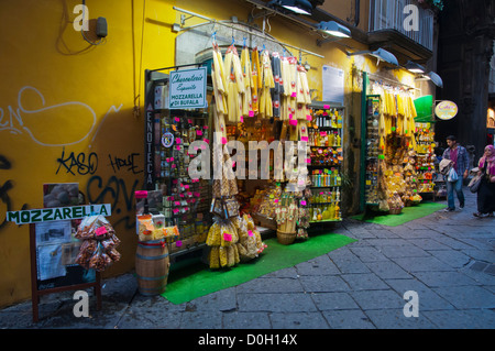 Des commerces alimentaires pour les touristes de la rue Spaccanapoli centro storico la vieille ville de Naples, ville de la région de Campanie en Italie Europe Banque D'Images