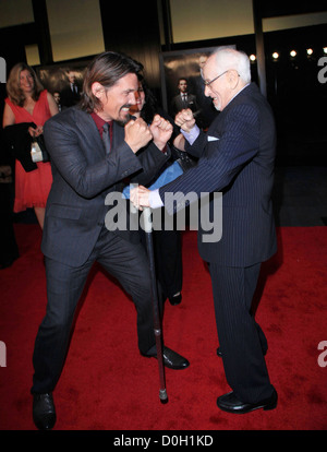 Eli Wallach et Josh Brolin Le New York première du film de "Wall Street : l'argent ne dort jamais" TheaterArrivals au Ziegfeld Banque D'Images