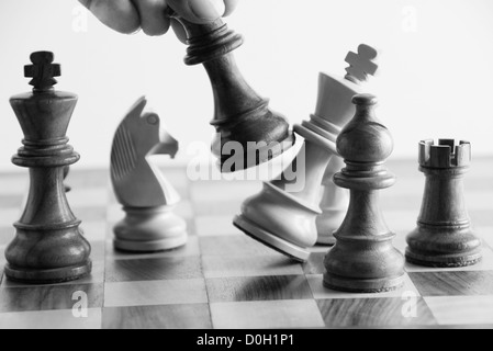 La main de personne vaincre un roi dans le jeu d'échecs Banque D'Images