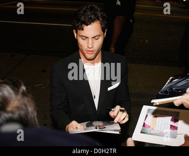 Penn Badgley, Los Angeles Première de 'A' s'est tenue au Grauman's Chinese Theatre - l'extérieur des arrivées de Hollywood, Californie - Banque D'Images