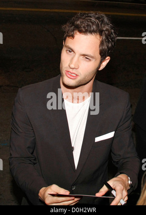 Penn Badgley, Los Angeles Première de 'A' s'est tenue au Grauman's Chinese Theatre - l'extérieur des arrivées de Hollywood, Californie - Banque D'Images