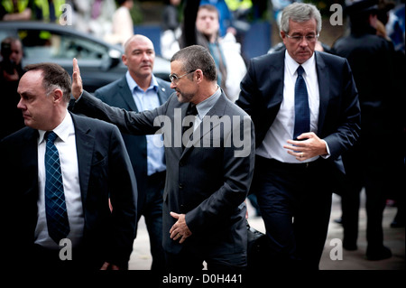 George Michael arrive à Highbury Corner Magistrates Court d'être condamnés pour infractions relatives à la conduite d'Londres, Angleterre Banque D'Images