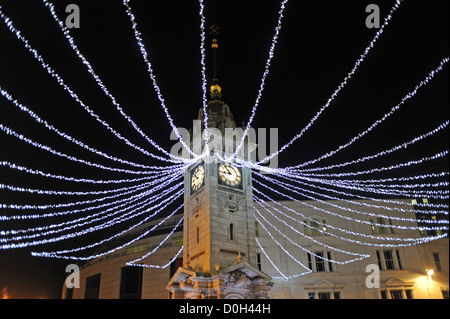 Les lumières de Noël décorations autour de la tour de l'horloge dans le centre-ville de Brighton, UK Banque D'Images