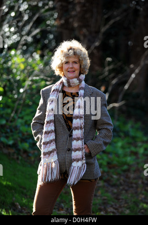 Femme aux cheveux blonds 40s 50s groupe d'âge de porter mens veste Harris Tweed en plein air et foulard Banque D'Images