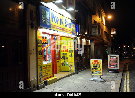 Dans le menu local Shop vente de journaux et de l'alcool dans la rue de l'ouest de nuit Brighton city centre UK Banque D'Images