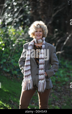 Femme aux cheveux blonds 40s 50s groupe d'âge de porter mens veste Harris Tweed en plein air et foulard Banque D'Images