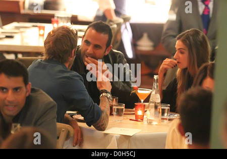 David Beckham en train de dîner avec l'entrepreneur irano-américain Sam Nazarian et sa nouvelle petite amie au restaurant à Cleo Banque D'Images