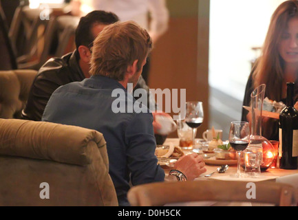 David Beckham en train de dîner avec l'entrepreneur irano-américain Sam Nazarian et sa nouvelle petite amie au restaurant à Cleo Banque D'Images