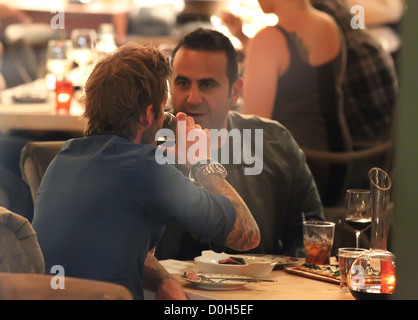 David Beckham en train de dîner avec l'entrepreneur irano-américain Sam Nazarian et sa nouvelle petite amie au restaurant à Cleo Banque D'Images