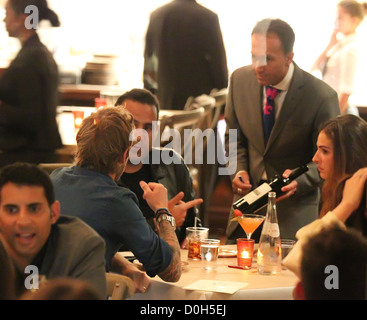 David Beckham en train de dîner avec l'entrepreneur irano-américain Sam Nazarian et sa nouvelle petite amie au restaurant à Cleo Banque D'Images