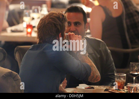 David Beckham en train de dîner avec l'entrepreneur irano-américain Sam Nazarian à Cleo restaurant à Hollywood Los Angeles, Banque D'Images