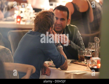 David Beckham en train de dîner avec l'entrepreneur irano-américain Sam Nazarian à Cleo restaurant à Hollywood Los Angeles, Banque D'Images