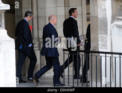 Le premier ministre David Cameron arrive dans les chambres du Parlement d'assister aux questions au premier ministre à Londres, Angleterre - Banque D'Images