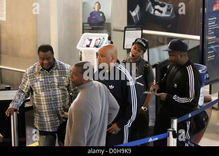 Joseph Simmons (C) avec son fils (C-R) et les amis vu en passant par la sécurité à l'aéroport de LAX Los Angeles, USA - 15.09.10 Banque D'Images