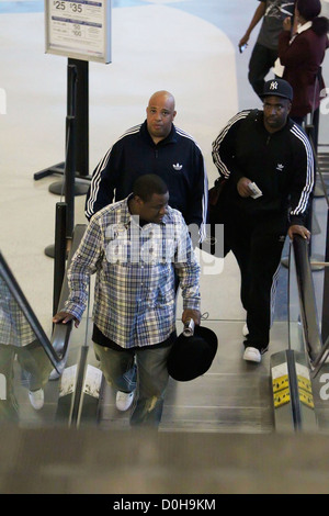 Joseph Simmons et amis vu en passant par la sécurité à l'aéroport de LAX Los Angeles, USA - 15.09.10 Banque D'Images