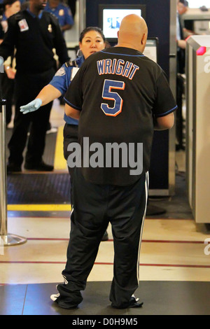 Joseph Simmons vu en passant par la sécurité à l'aéroport de LAX Los Angeles, USA - 15.09.10 Banque D'Images