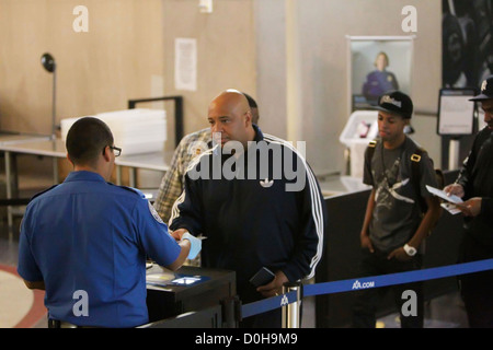 Joseph Simmons et amis vu en passant par la sécurité à l'aéroport de LAX Los Angeles, USA - 15.09.10 Banque D'Images