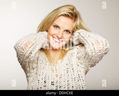 Femme souriante avec peau e sont parfaite carnation claire isolated on white Banque D'Images