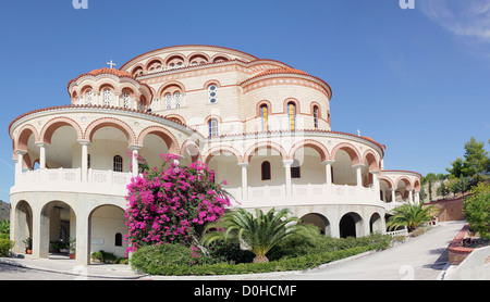 L'église du saint orthodoxe grec moderne Nektarios sur l'île d'Egine, en Grèce. Banque D'Images