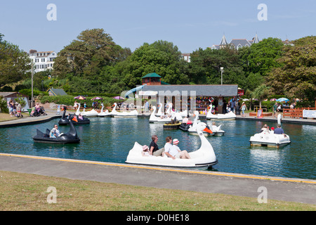 Les personnes bénéficiant d'une journée ensoleillée sur le bateau swan fab piscine dans le parc d''Exmouth sur Queen's Drive, Exmouth, UK Banque D'Images