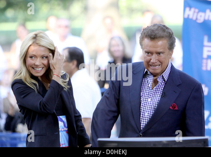 Kelly Ripa, Regis Philbin accueillir le tournant au Live with Regis and Kelly High Heel-A-Thon 2010 Course dans Central Park. New York Banque D'Images