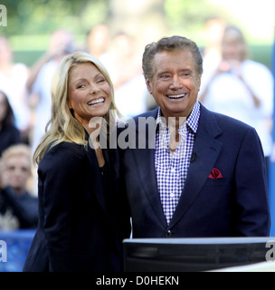 Kelly Ripa, Regis Philbin accueillir le tournant au Live with Regis and Kelly High Heel-A-Thon 2010 Course dans Central Park. New York Banque D'Images