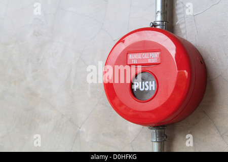 Alarme incendie rouge monté sur le mur de crack Banque D'Images